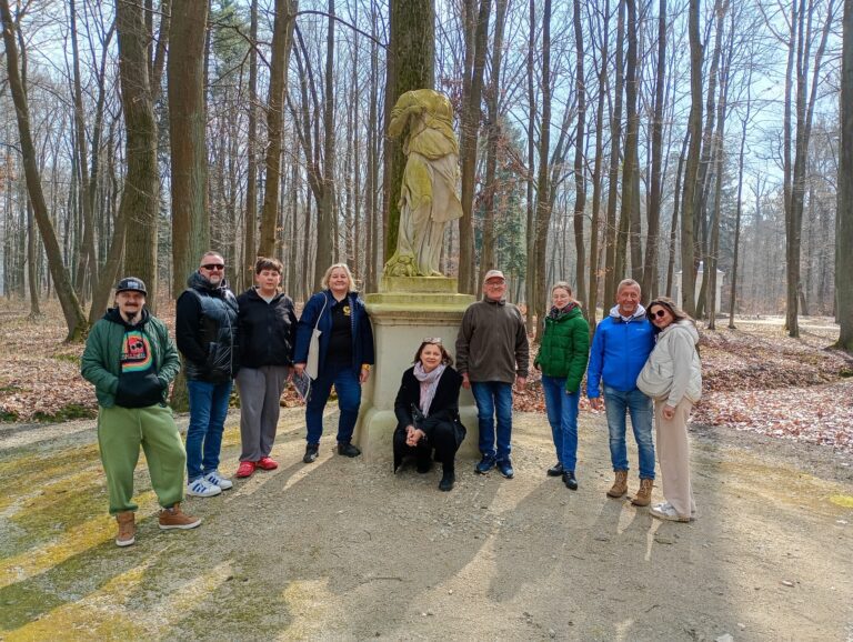 Spacer przyrodniczy po zabytkowym parku w Pokoju